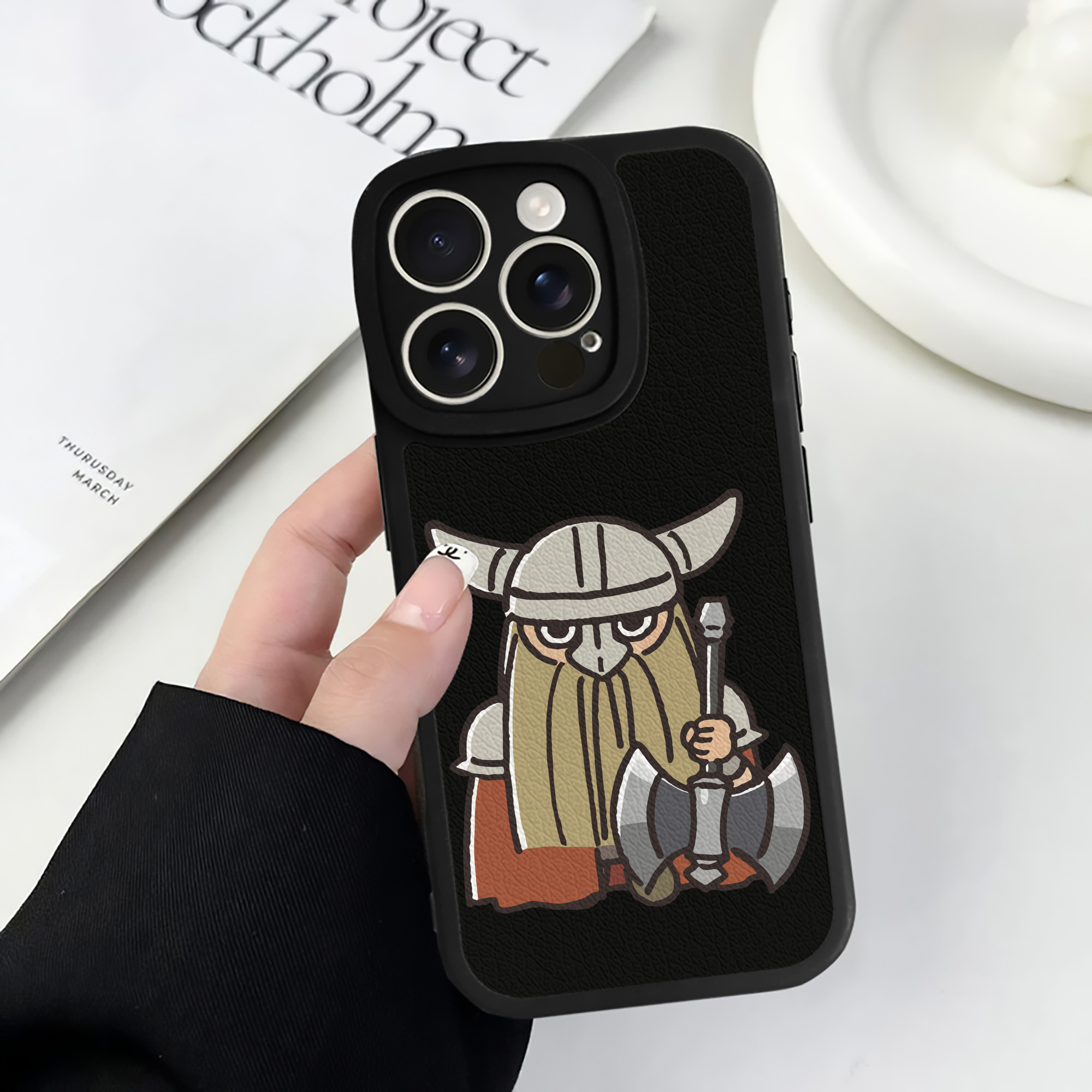（画像用） 葬送のフリーレン Frieren 【iPhone 16シリーズ対応】シリコンスマホケース（レザー調） 材質：シリコン